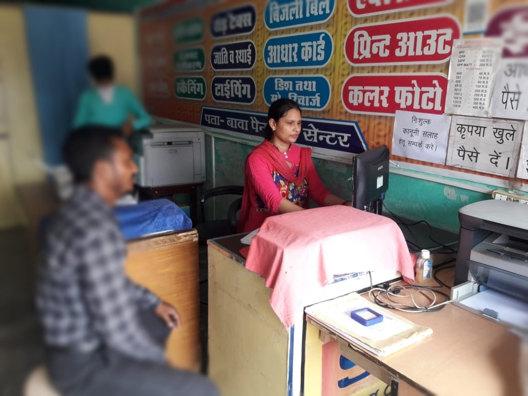 csctelelaw's tweet photo. Vle kavita Bawa of block sitarganj district udhamsingh nagar registering case of beneficiary under tele law for cheque bounce related matter.
#csctelelaw
@Tele_Law
@LalitBoraCSCUK https://t.co/IuX0fLowgR
