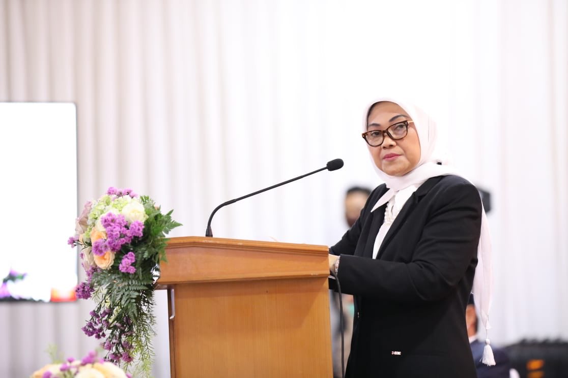 Cumlaude <a href="/idafauziyah/">Ida Fauziyah</a> 
Selamat atas pencapaiannya ibu menteri <a href="/KemnakerRI/">Kementerian Ketenagakerjaan RI</a> 

#DrHjIdaFauziyah #IbuIdaTeladanPekerja, #UltahIdaFauziyah51  #IbuIdaJadiDoktor #KerjaProduktifIbuIda