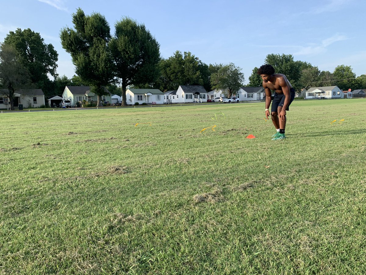 CayaFitness's tweet image. Focused specifically on #defensivebackdrills #defensivebacktraining  today!  
All gas no breaks!  #getyousomecaya @Ty_Williams01 you tough bro! #oklahomafootballtraining