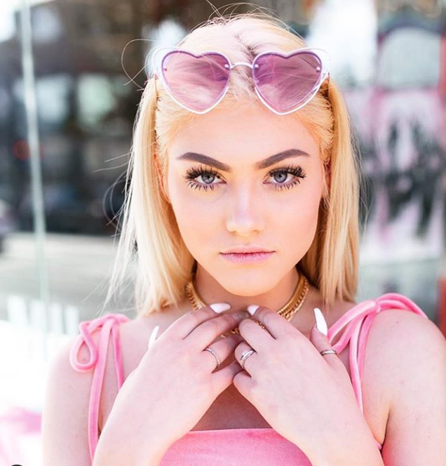sojosvision's tweet photo. Pink heart 💖😍😍
📷:@kiyarafay 🕶:#SOJOSlulu
#pinklover #heartshapedglasses #originaldesign #sunglasseslover #fashionsunglasses #sojosvision #sojosme https://t.co/9U2kwoopMq