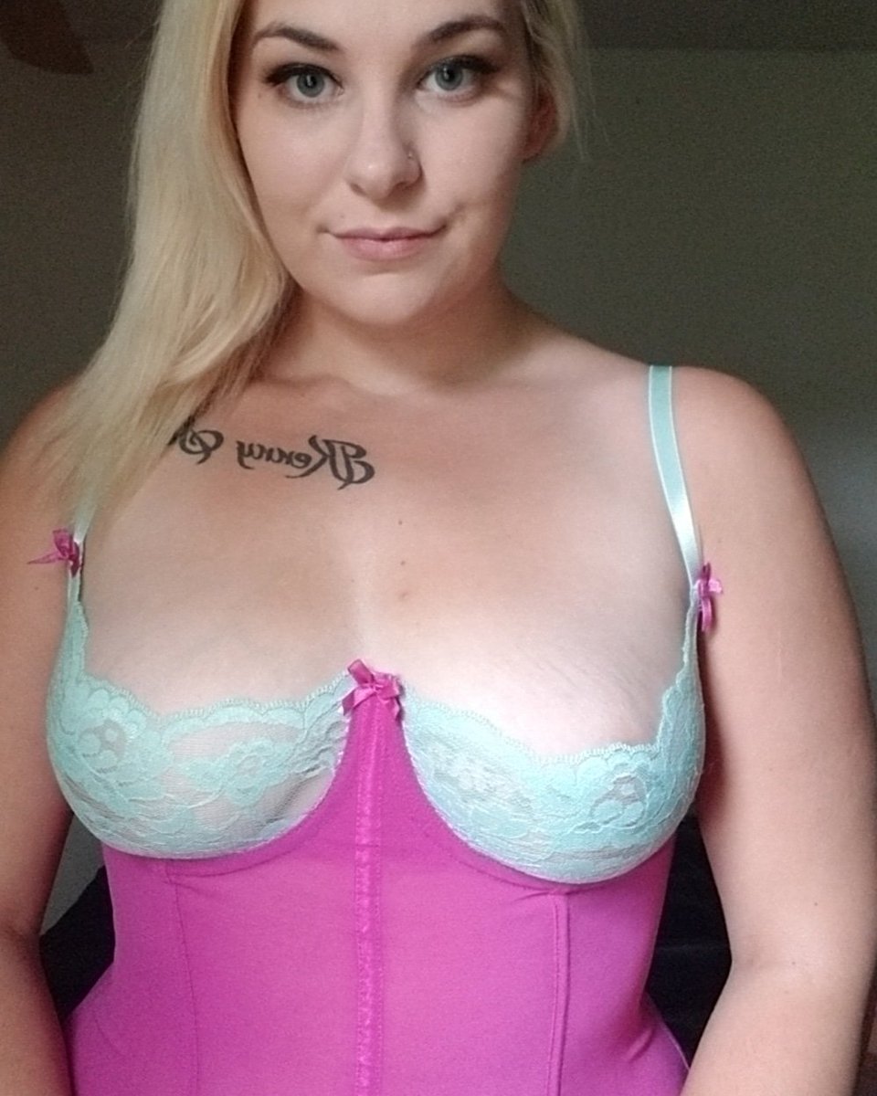 Alixx_x2020's tweet photo. Check out my onlyfans!! Its free to subscribe and I'm running a great promo!! Purchase a photo set and RECIEVE A VIDEO FOR FREE!!! https://t.co/yL81pl7ZsQ