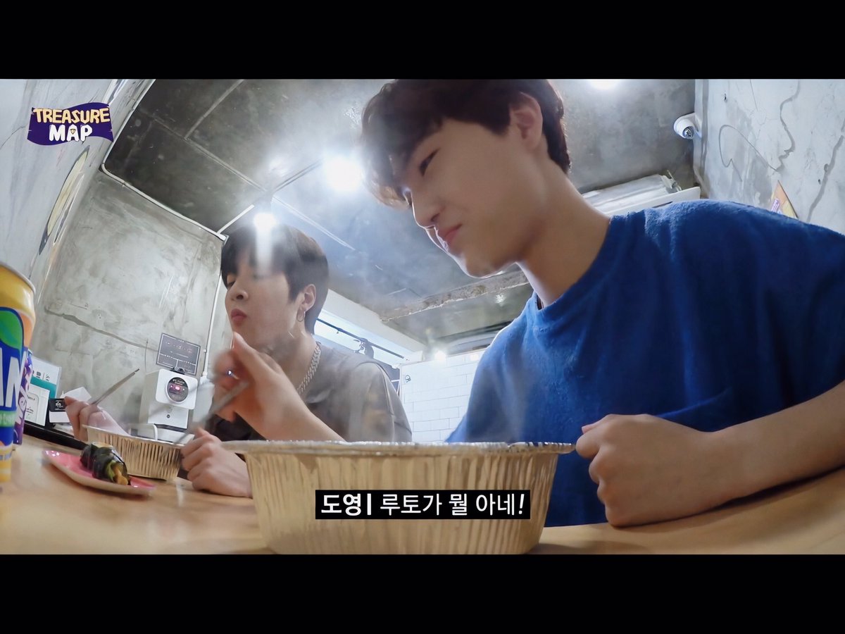 KIMDOYOUNGMOMTH's tweet photo. #TREASUREMAP #EP_27
Man Cook พาร์ตไทม์ 1 วัน VS อยู่วัด 🏔 ทำไมเทรเชอร์ไปโผล่ที่นั่นได้?
น้อง🐰ไม่ทำพาร์ตไทม์ ไม่อยู่วัด แค่ไปกินกับเป็นกองเชียร์เฉย ๆ 🥰
https://t.co/kPCrfSl3B7
#TREASURE #DOYOUNG @treasuremembers https://t.co/0m7cZDQgNM
