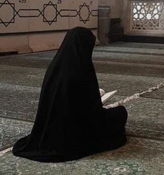 h843843's tweet photo. أخواتي العفيفات الكريمات .. 
تأمّلن طريقة جلوس هذه المحتشمة كيف
أوسعت غطاءها من خلفها بحيث لاتتضّح
تفاصيلها ، ليتنا ننتبه لهذه الطريقة أثناء
الجلوس في الأماكن العامة ، ونوسِعُ شيئًا
يسيرًا من العباءة قبل الجلوس،كنتُ أنبّه
من حولي عليها وما فكّرت بتصوير الفكرة
وأتت والحمد لله : https://t.co/AXvJVRjFsX