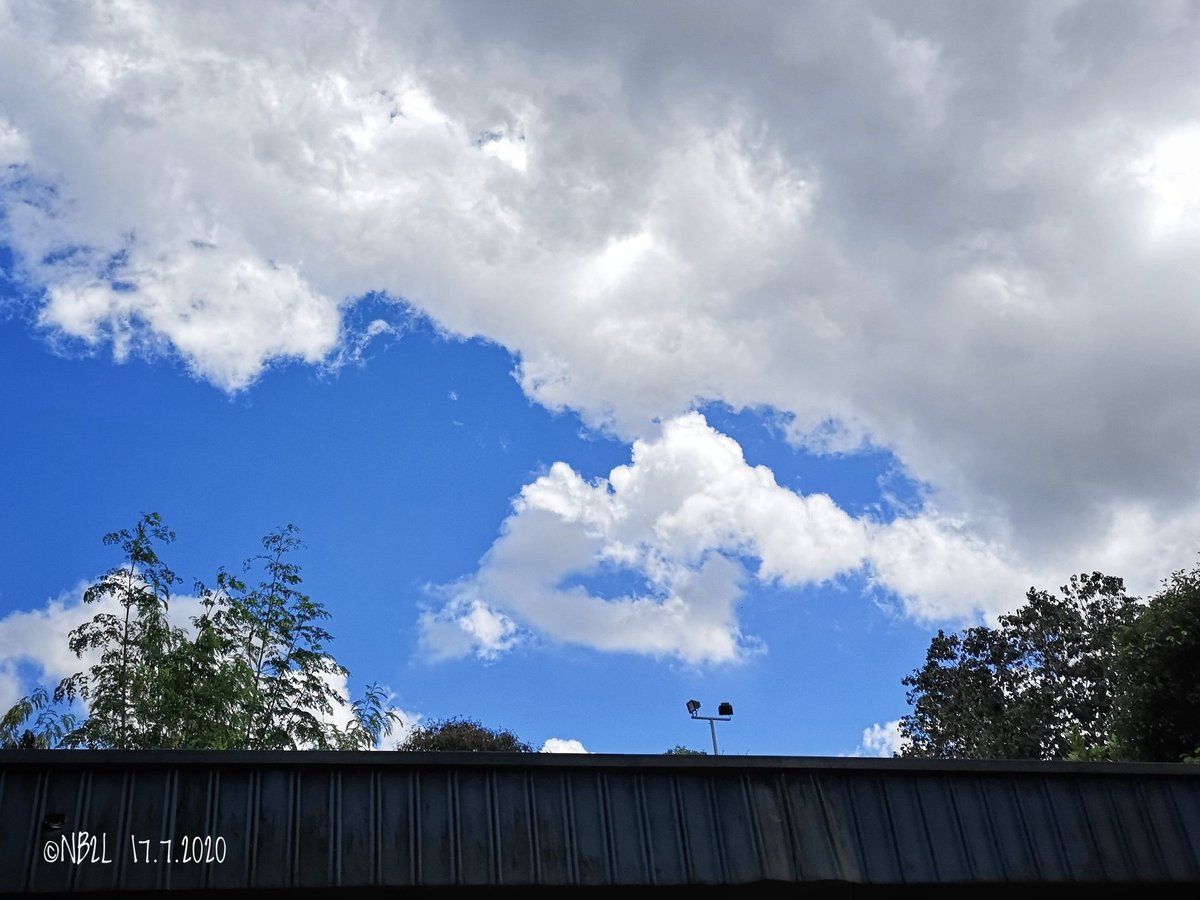 ChelH8's tweet photo. Happy Friday!! 🥰💙💕
I met heart clouds again today! 😍
星期五愉快!
今天又遇见心心云!
#ttskygallery
#mycloudstory
#sky #clouds
#PhotographyIsArt
#photographyislife #photographervillagers https://t.co/ymlvn1ttZK
