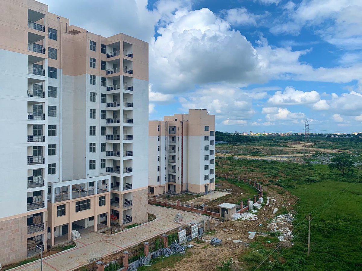 MBadlao's tweet photo. रांची स्मार्ट सिटी के ६ ब्लॉक बन कर तैयार है। क्या इनका इस्तेमाल कोवीड अस्पताल बनाने के लिए नहीं किया जा सकता?
@HemantSorenJMM @jharkhand181
@DC_Ranchi
रांची में कोरोना के मरीज़ बेड से ज़्यादा हो गए है। यह कदम अब अनिवार्य है। https://t.co/AopZB12i0e