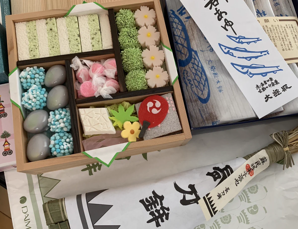 どういう意味か解る？京都の親族が夏のいろんな物を送ってくれた。「この夏は京都に帰ってくるな」という意味。