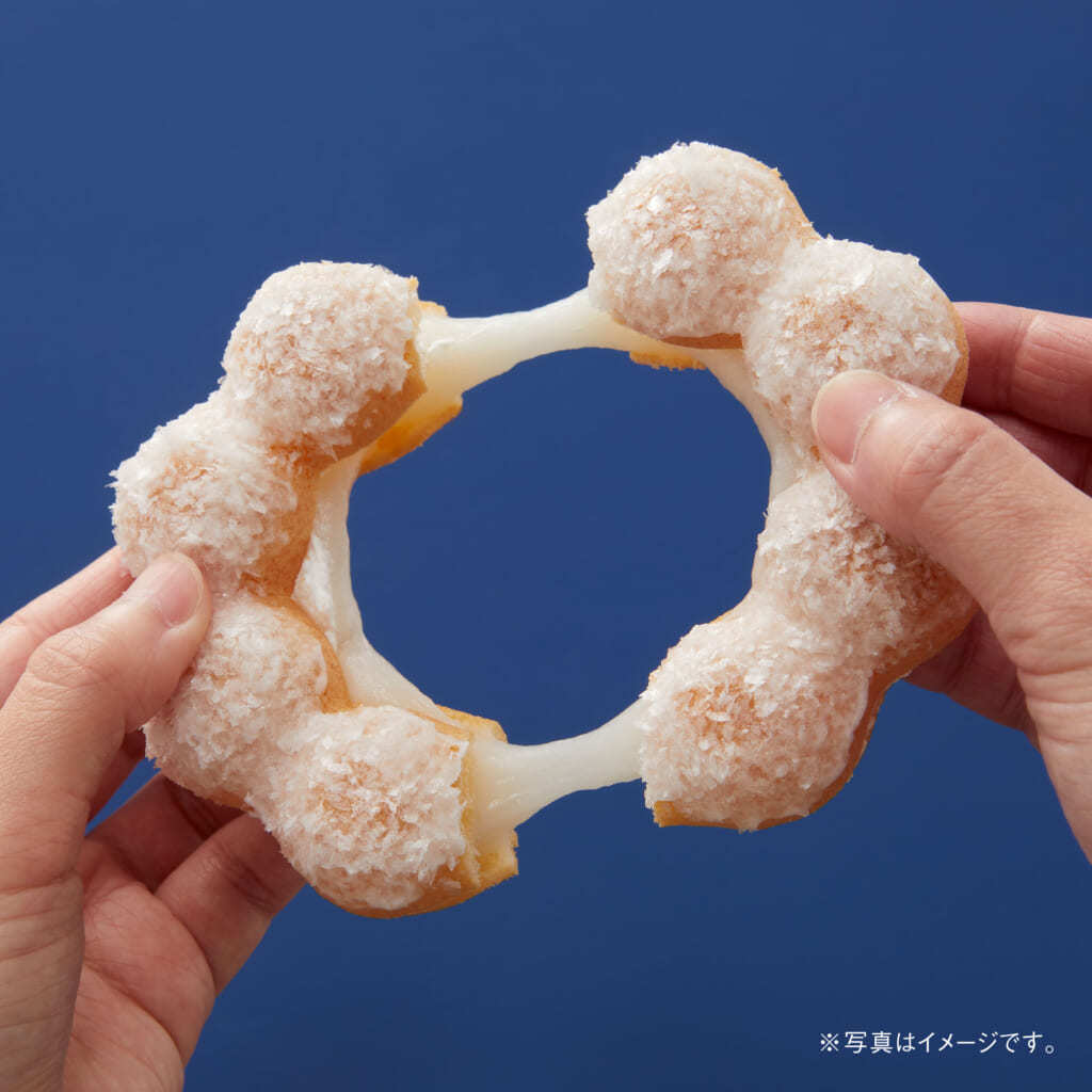 ミスタードーナツ ポン デ もちクリーム登場 ポン デ リング生地にもちフィリングとホイップクリームをサンドし グレーズとキラキラトッピングで仕上げました こののび具合 まさにおもち T Co Cotrebhp1d ミスタードーナツ ミスド