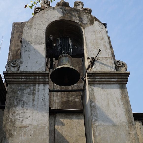 tropical_ceylon's tweet photo. Neglected and overlooked by most passersby, the Kayman’s Gate Bell Tower in the Pettah is a symbol of Colombo’s colonial history. #kaymansgatebelltower #ancientsymbols #ceylon #colombo #colombofort #colombocity #oldcolombo #kaymansgate #portuguesefort #colonial #colonialtrading https://t.co/am9pbLAxkX