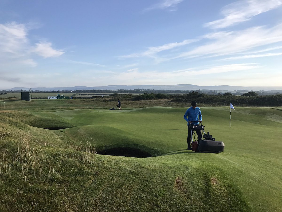 Royal_Porthcawl's tweet photo. This isn't work, this is passion 💚 #greenkeeping #ItsAScience https://t.co/YxDjQ8QwZg