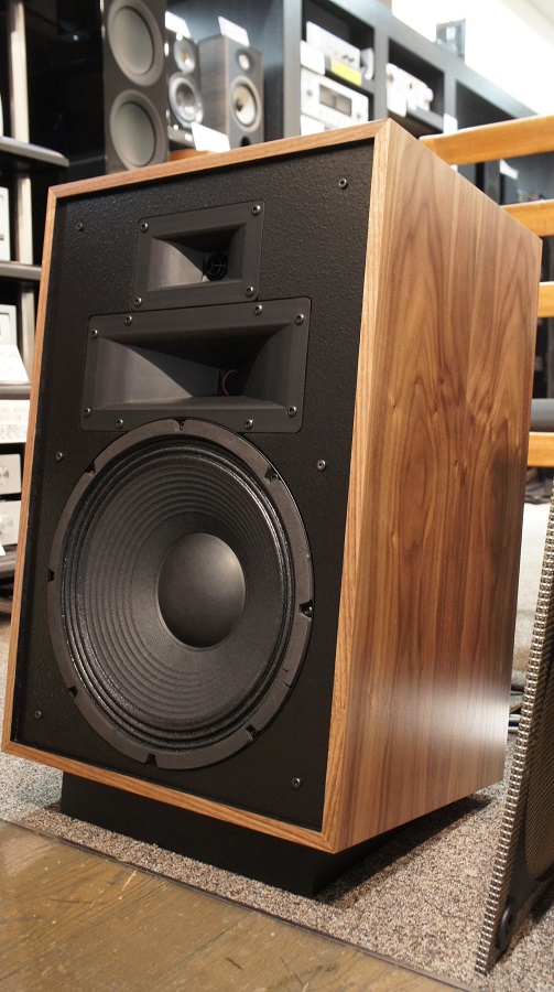 CAVIN_Osakaya's tweet photo. 当店3階に入荷した新製品と展示現品の紹介記事を、ホームページにアップいたしました!
※写真は #Klipsch の #HERESYIV です。
詳細はこちらからどうぞ↓
https://t.co/Go0pYZP3TT https://t.co/kbGvMkflwK
