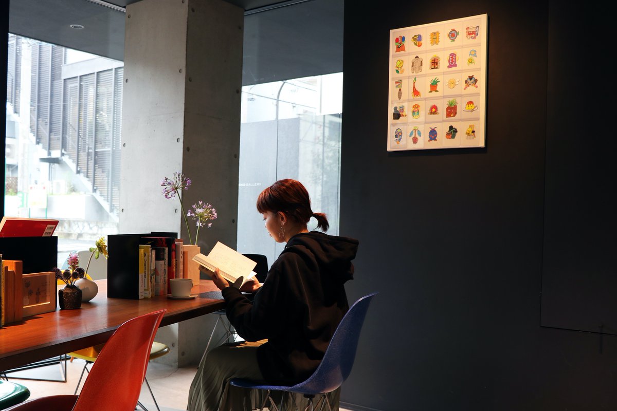 lokogallery's tweet photo. 併設しているカフェ「私立珈琲小学校」にも２点作品を展示しております。こちらは安部悠介作「25体のモンスター」です。
気配はあるけれど得体の知れない何かと… 珈琲をお楽しみください。
#drawings #artcollector #gallery
#monster #モンスター #安部悠介 #yusukeabe https://t.co/BBWplTvd5J