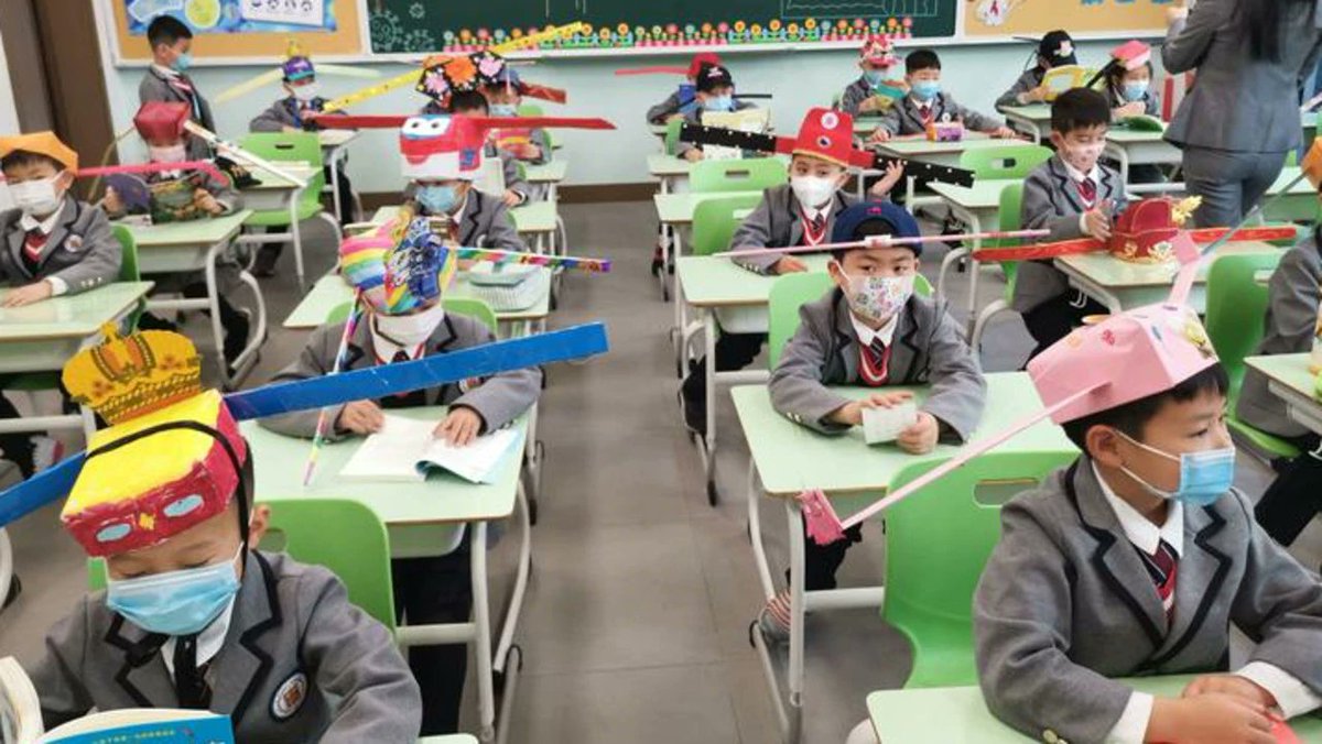 <a href="/RexChapman/">Rex Chapman🏇🏼</a> Students at Yangzheng Primary School Hangzhou, China return to school with wide hats to ensure they stay apart.