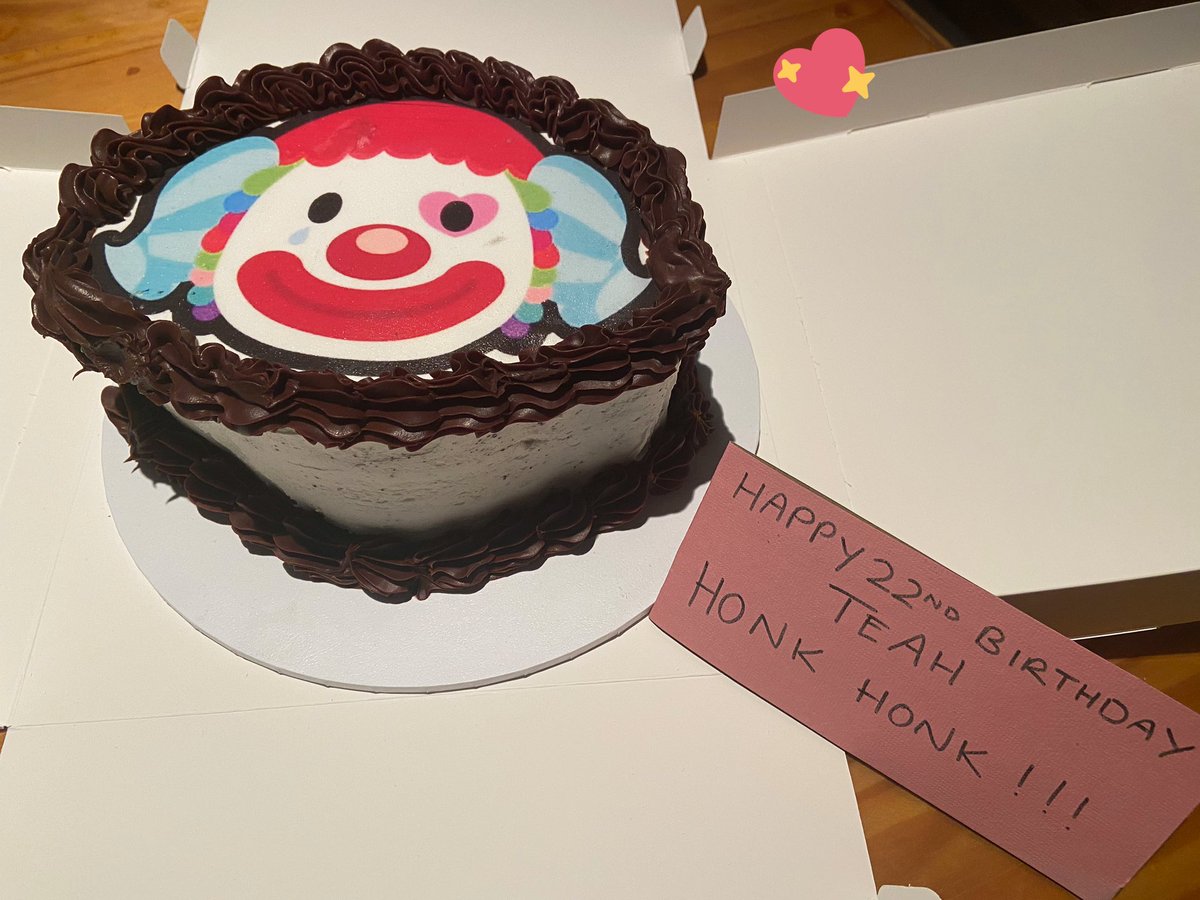 raymondinboxes's tweet photo. OK SO MY BF WALKED IN WITH THIS BIG ASS BOX AND ITS MY PIETRO CAKE!!! I’m so happy 🤡🤡💝💝 look at it pietro is cake 😭😭 https://t.co/MQuUxQMhZE