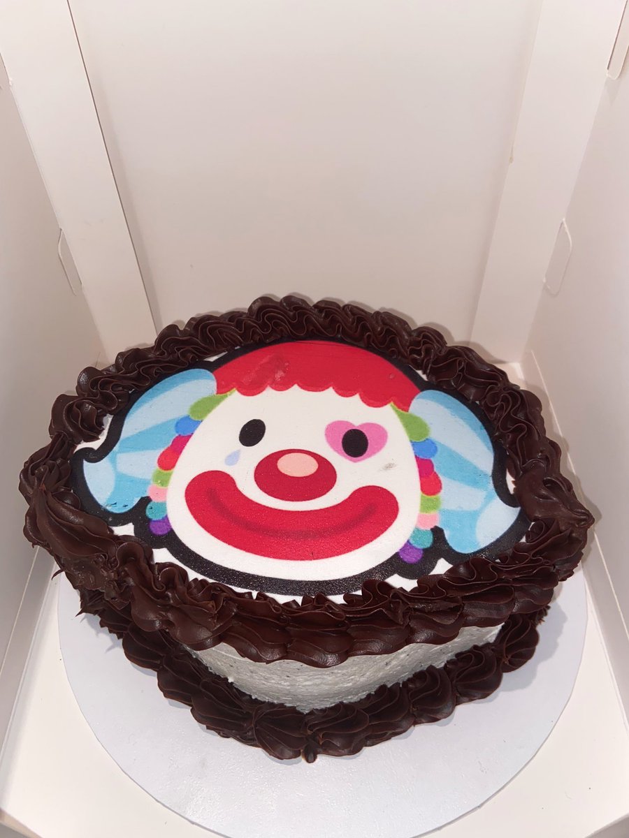 raymondinboxes's tweet photo. OK SO MY BF WALKED IN WITH THIS BIG ASS BOX AND ITS MY PIETRO CAKE!!! I’m so happy 🤡🤡💝💝 look at it pietro is cake 😭😭 https://t.co/MQuUxQMhZE
