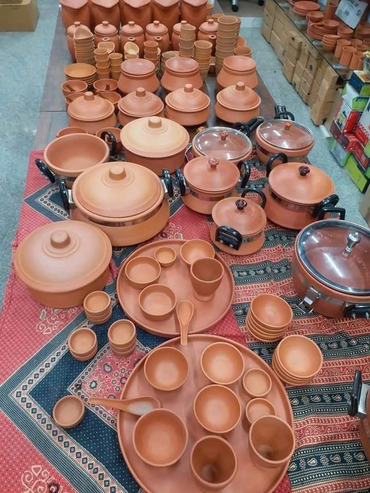 AsimMisra3's tweet photo. সুপ্রভাত, সকলে ভালো থাকুন।
#আত্মনির্ভর_ভারত
#Local_to_Vocal
প্রেসার কুকার , জলের বোতল, থালা,গ্লাস,বাটি ও বিভিন্ন ধরনের মাটির তৈরী বাসনপত্র।
মৃৎশিল্পীদের শিল্পনৈপুন্যের সুন্দর নিদর্শন।👌👌
ভারতীয় ঐতিহ্য সংস্কৃতির ধারক ও বাহক। https://t.co/O1ZujonMQq