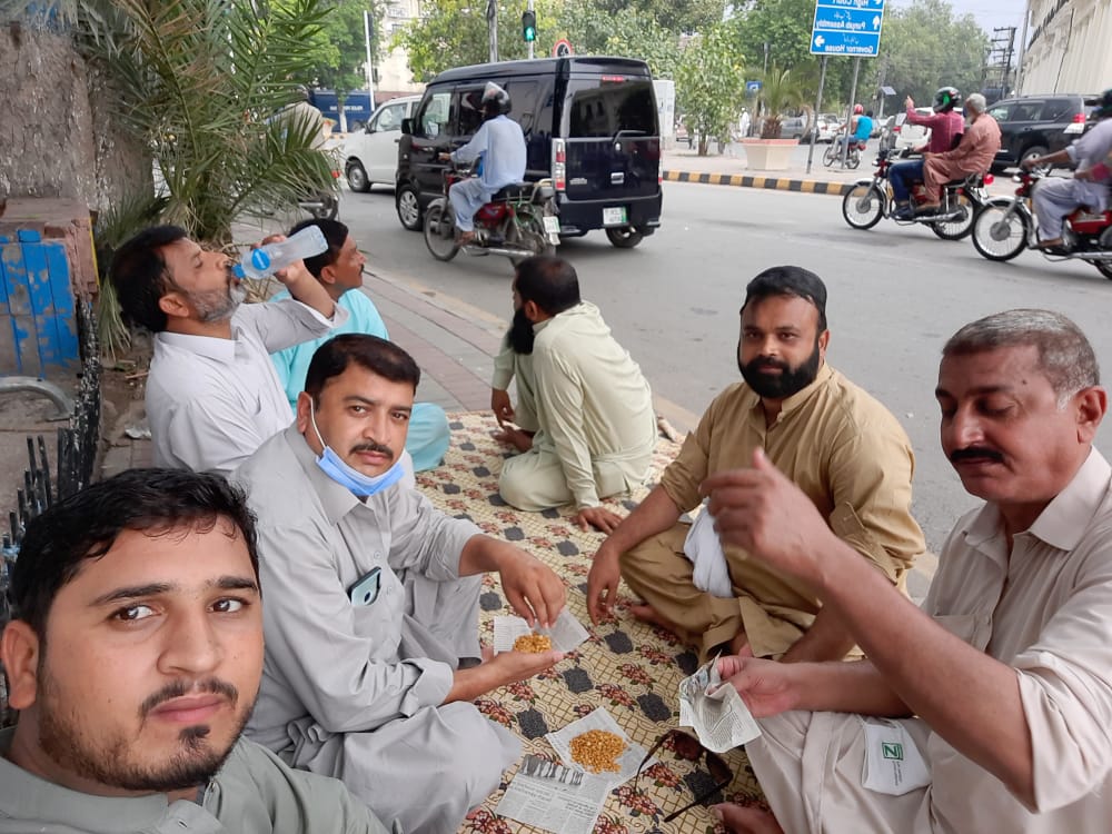 جس دهج سے کوئ مقتل میں گیا وه شان سلامت رهتی هے 

یه جان تو آنی جانی هے اس جان کی کوئ بات نۂیں. 

 پیف پاٹنر کا دهرنا پانچویں روز بهی جاری