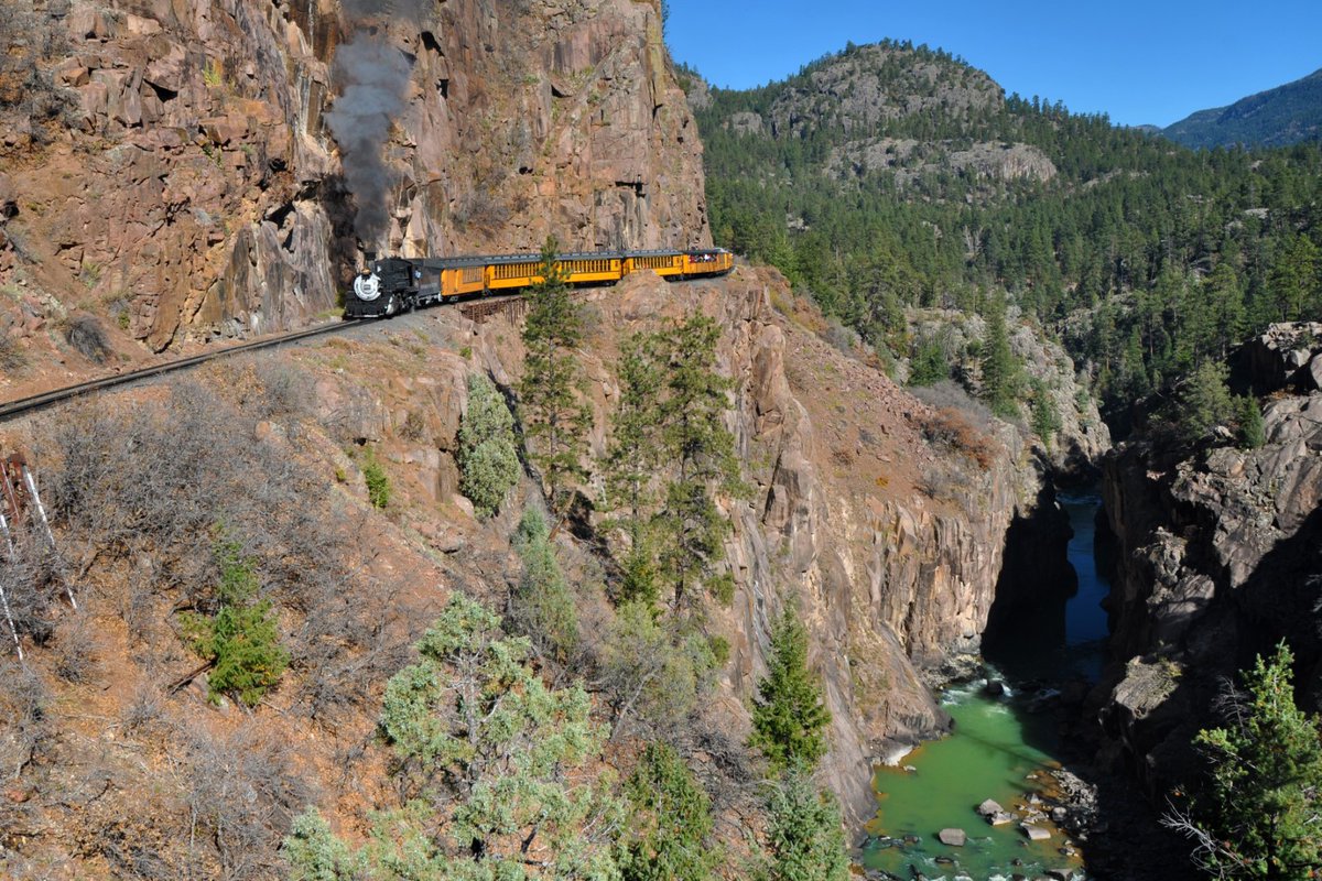 Een comfortabele manier om het veelzijdige landschap van Amerika en Canada te verkennen is per trein. Tuf door glooiende gebieden, over statige bruggen, langs ravijnen en door groene bossen. 🚂

Lees hier onze mooiste treinexcursies in Amerika en Canada: tiogatours.nl/mooiste-treine…