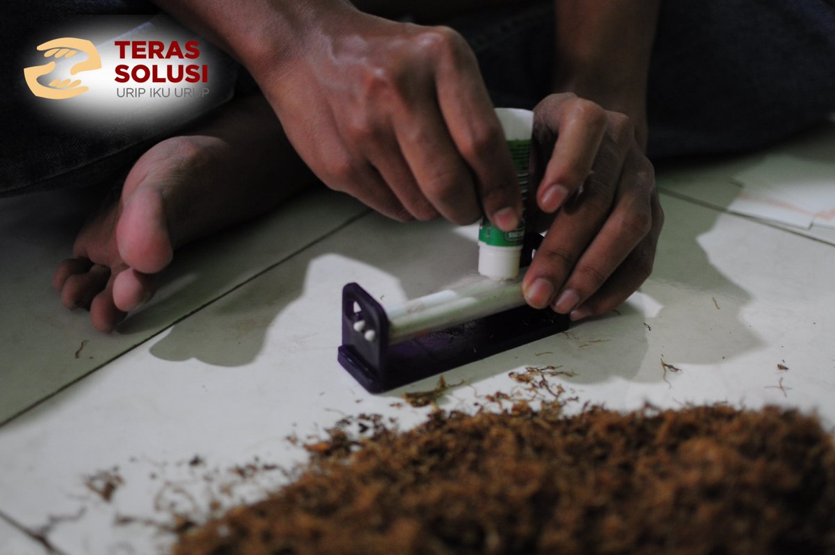 TerasSolusi's tweet photo. Berawal dari hobi ngelinting tembakau sendiri, Mas Hamdani, berinisiatif untuk mengawali usaha berjualan tembakau yang bernama Ahli Hisap tobacco https://t.co/ygv29hO9Nk