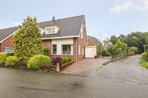 lamberinkfrl's tweet photo. Jij was op zoek naar een ruime en gezellige #woning? Wij hebben een  deze prachtige 2^1 kapwoning aan de Hooizolder in ons aanbod! Keurig onderhouden, 4 slaapkamers en een fijne achtertuin... Wil je meer zien? Plan dan vandaag nog jouw bezichtiging in. > https://t.co/hZt93kyd1v https://t.co/dQ5lccHlu8