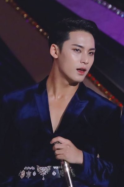 mingyu- daddy long dick- sexy sexy hairline- that dewy look and tanned skin.... - im just saying if u rly love me u would share him