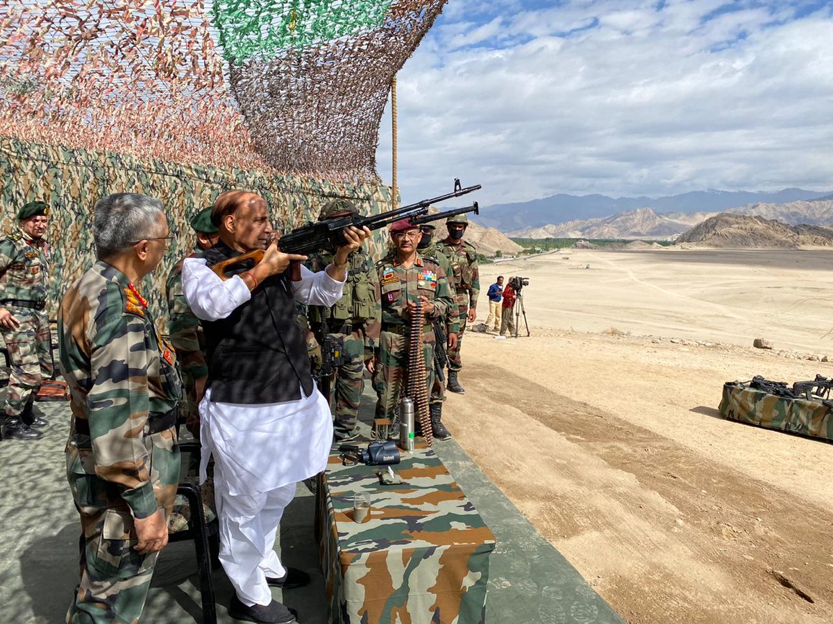 the_hindu's tweet photo. Defence Minister #RajnathSingh at the Army camp in #Ladakh. 
Photo: Special arrangement 

Chief of Defence Staff Gen Bipin Rawat and Army chief Gen M.M. Naravane are accompanying Mr. Singh on the visit https://t.co/hGytRuBt0k https://t.co/hvXuHJSypc
