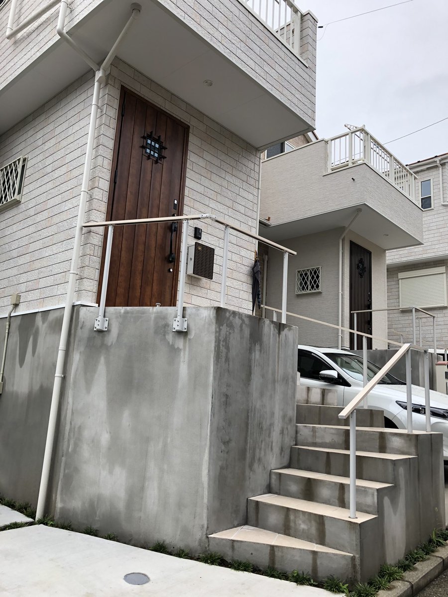 三栄建築設計から市民を守る会 地上から玄関までの高さは2メートル この玄関ポーチと階段に この手すりを使用することに問題はないのか 手すりのメーカーに問い合わせました 三栄建築設計 メルディア 危険な戸建 デザイナーズ住宅 転落防止柵を