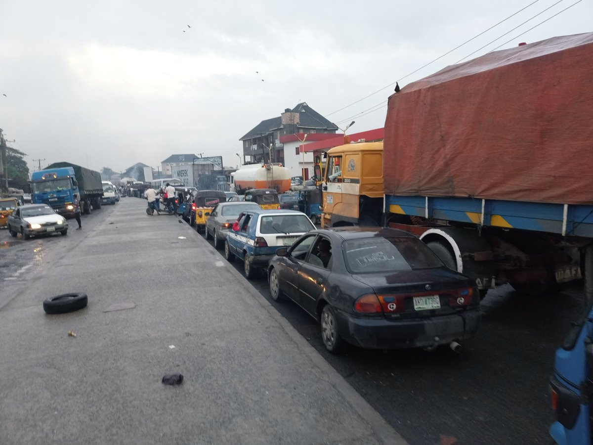 Dan_Momoh's tweet image. As much as you can, avoid Tank area on East West road. #PHTraffic 

Cc @PHtraffic