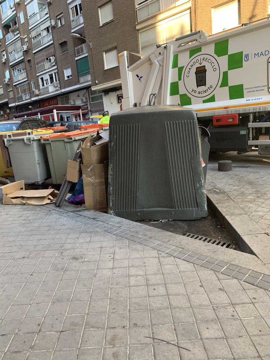 LauraGDPA's tweet photo. @Lineamadrid , @MADRID , @AlmeidaPP_ , @JMDArganzuela el antes y el después de que pase el camión de la basura... como si no existiera, lo dejan todo exactamente igual, de vergüenza https://t.co/0KlB9JmlzF