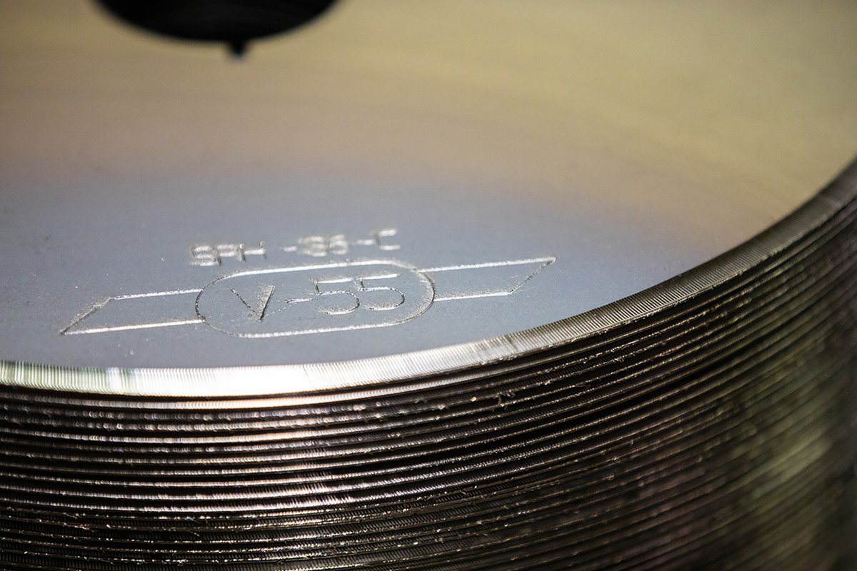 The V-55 mark on the Väderstad genuine discs are a sign of Väderstad high quality Swedish steel. This unique material structure makes it possible to push the hardness level from industry standard HRC 47-48 to HRC 55, while still preserving a very intense shock resistance.