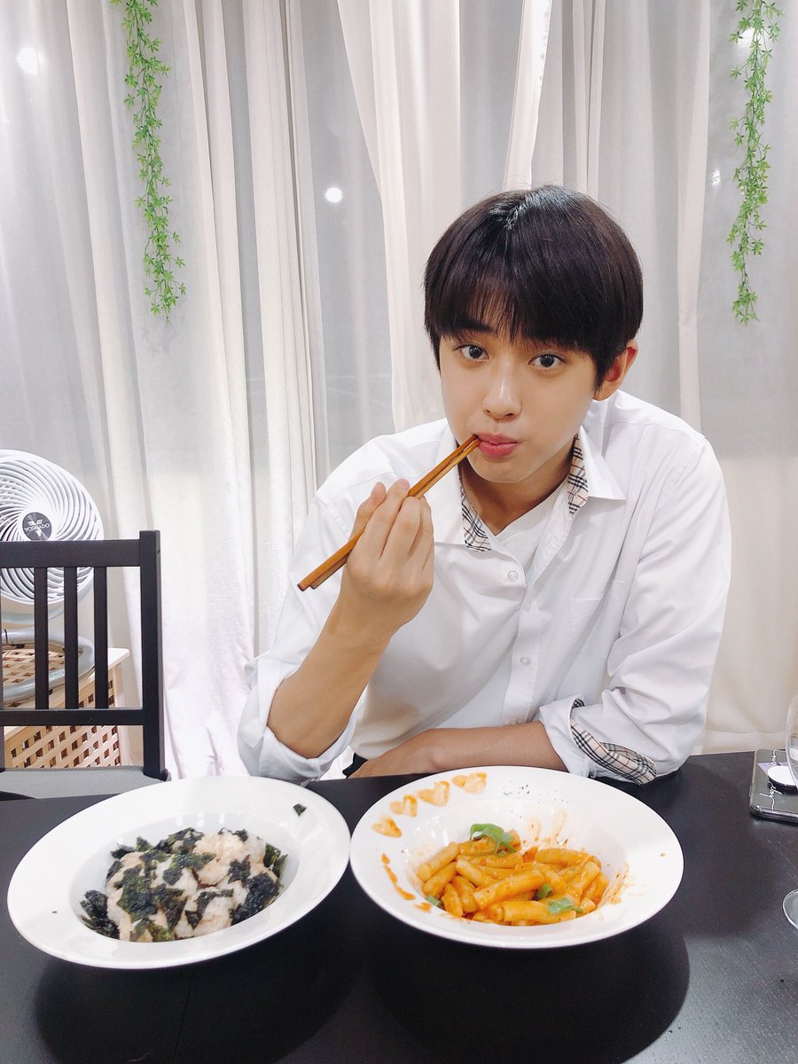 minkyu_0312's tweet photo. [💌PHOTO]
V LIVE 비하인드🎬
요알못(?) 아니 요섹남(?) 민규는
본인이 만든 요리를
끝까지 맛있게 먹었다고 한다..👨‍🍳

#김민규 #민규 #KIMMINKYU
#만찢남녀 #천남욱 #VLIVE https://t.co/7vjFVXgp0J