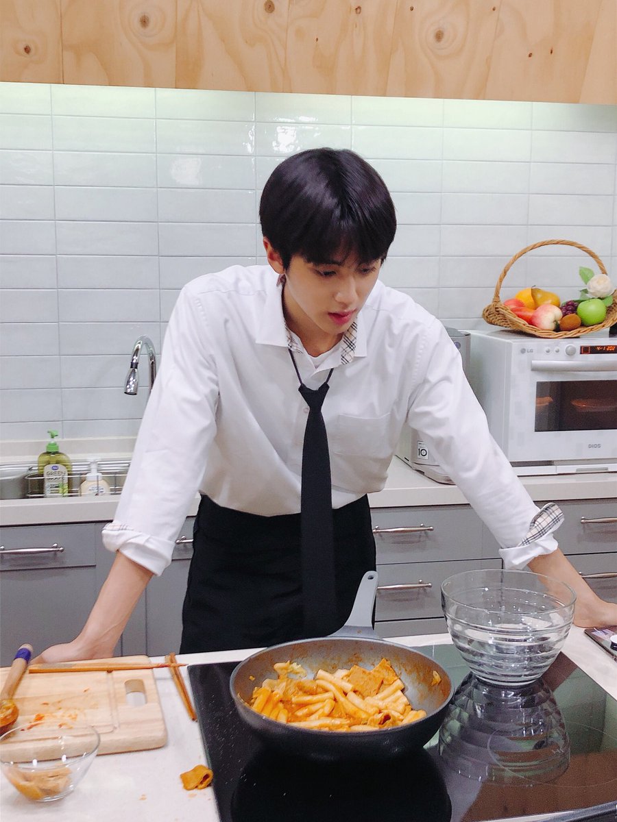 minkyu_0312's tweet photo. [💌PHOTO]
V LIVE 비하인드🎬
요알못(?) 아니 요섹남(?) 민규는
본인이 만든 요리를
끝까지 맛있게 먹었다고 한다..👨‍🍳

#김민규 #민규 #KIMMINKYU
#만찢남녀 #천남욱 #VLIVE https://t.co/7vjFVXgp0J