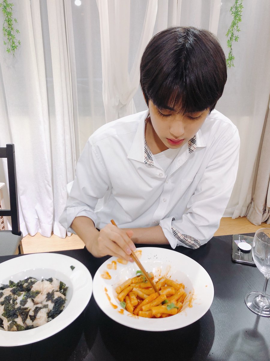minkyu_0312's tweet photo. [💌PHOTO]
V LIVE 비하인드🎬
요알못(?) 아니 요섹남(?) 민규는
본인이 만든 요리를
끝까지 맛있게 먹었다고 한다..👨‍🍳

#김민규 #민규 #KIMMINKYU
#만찢남녀 #천남욱 #VLIVE https://t.co/7vjFVXgp0J