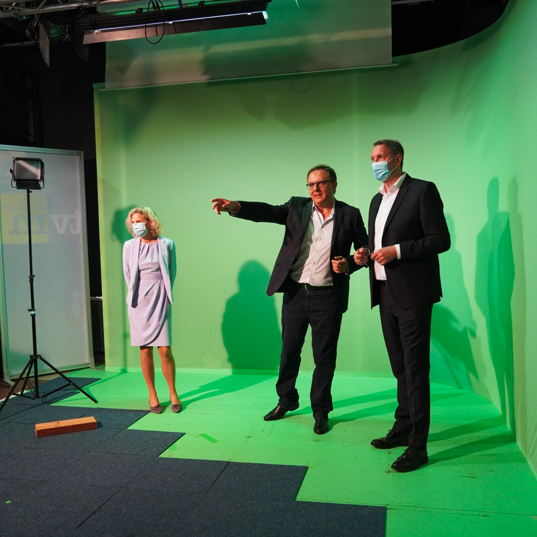 SPDFraktionRLP's tweet photo. Heute Morgen ging es für @Alex_Schweitzer mit Anna Köbberling zu @tv_mittelrhein nach #Urbar. Regional, innovativ und relevant: Der Regionalsender für das nördliche Rheinland-Pfalz entwickelt sein Programm ständig weiter. Danke für den spannenden Austausch! #Dialogtour https://t.co/tti0xk4HJD