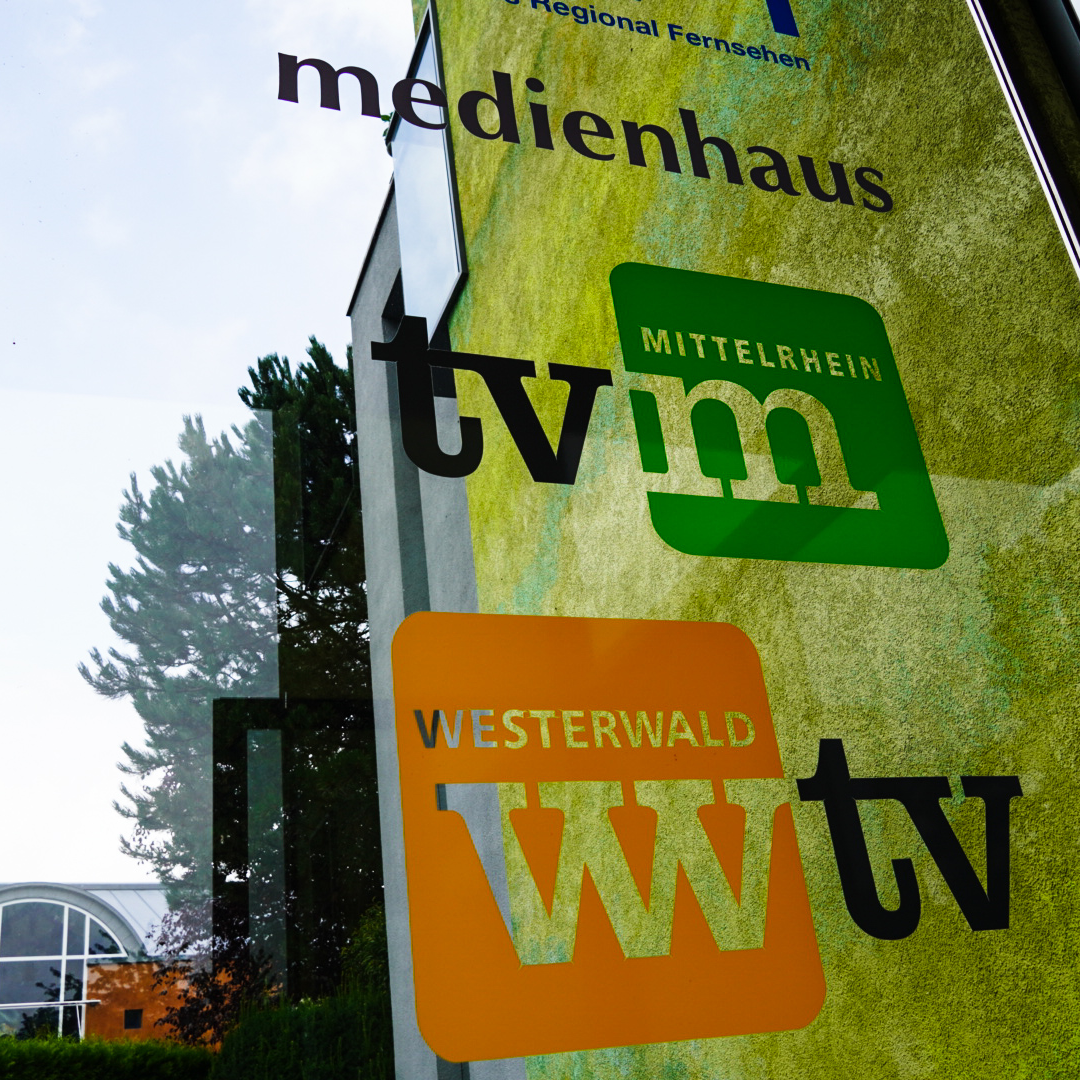 SPDFraktionRLP's tweet photo. Heute Morgen ging es für @Alex_Schweitzer mit Anna Köbberling zu @tv_mittelrhein nach #Urbar. Regional, innovativ und relevant: Der Regionalsender für das nördliche Rheinland-Pfalz entwickelt sein Programm ständig weiter. Danke für den spannenden Austausch! #Dialogtour https://t.co/tti0xk4HJD
