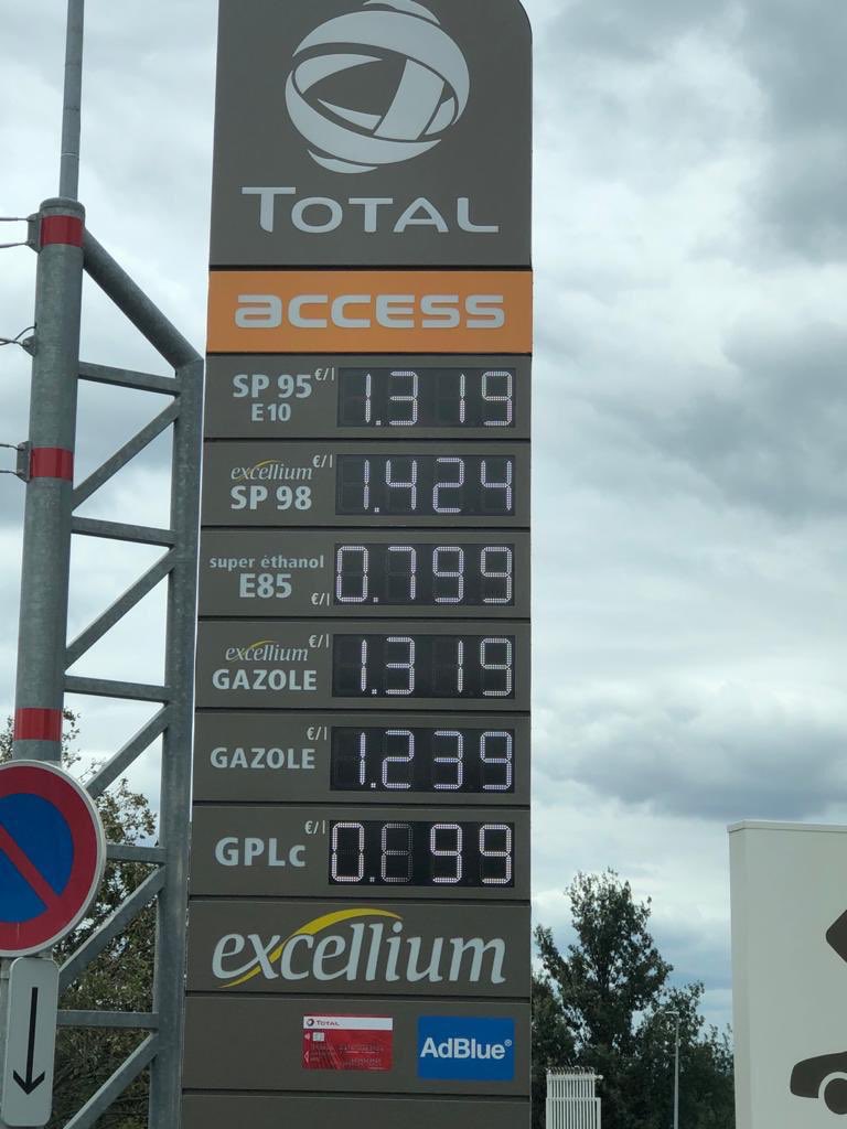 VINCIAutoroutes's tweet photo. #BonPlan⛽️ Chez #VINCIAutoroutes il est possible de faire le plein moins cher sur l’aire #TOTAL Access de Communay sur @A46Trafic. Pensez-y si vous passez au sud de Lyon 😉 https://t.co/oG3E3KDCYI