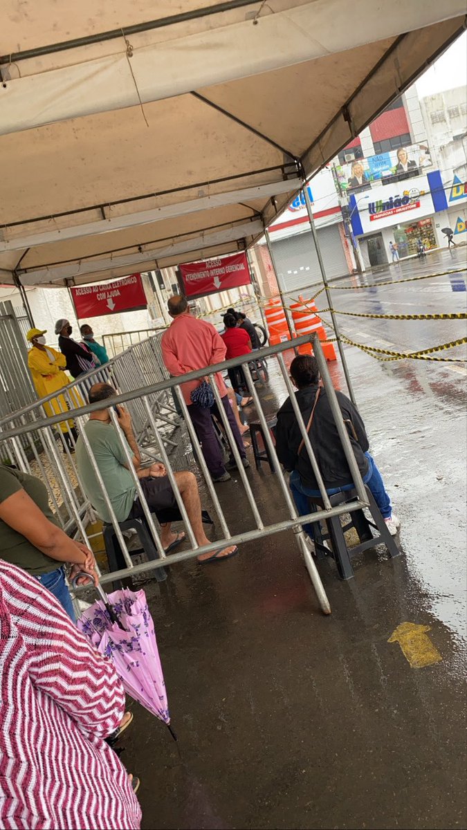 Jane_Morais's tweet photo. Isso é uma vergonha @Bradesco - Agência Banco do Bradesco Santo Antônio de Jesus -Ba.O banco obriga o cliente ir para uma fila antes das 8 da manhã para tentar uma senha para ser atendido internamente. Fatos: Pandemia+idosos+pessoas que precisam ser atendidas como eu = aglomerado https://t.co/mK34ImGFSe