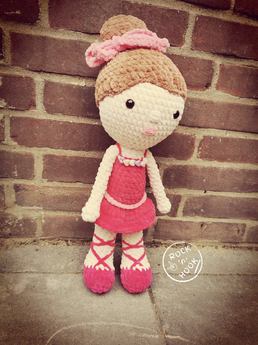 Ewa12453657's tweet photo. Ballerina doll made from #chenilleyarn 
total hight: 43 cm Pattern: @AmigurumiToday
#ballerina #doll #pink #crochet #szydełkowanie #yarnaddict #hobby #rękodzieło #handmade #ilovewhatido #idowhatilove #zróbtosam #diy #crochetmama #polishwoman #polkawtilburgu #rocknhook #tilburg https://t.co/Kv0JDOobbA