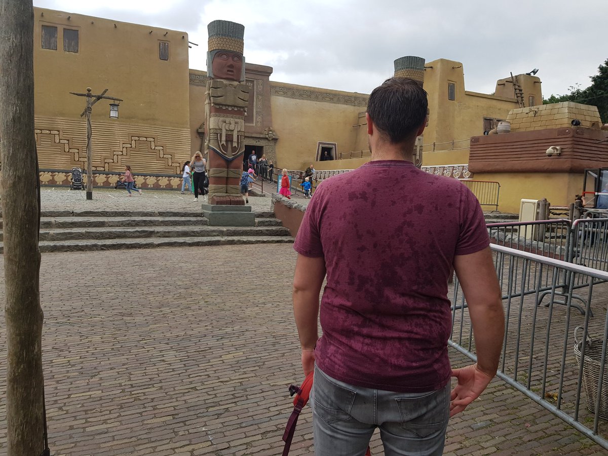 GielKrol's tweet photo. @Efteling overal netjes spatschermen geplaatst behalve in de #pirania zelf #zeiknat #coronaproef #supergeregeld https://t.co/zK5NPTS2SA