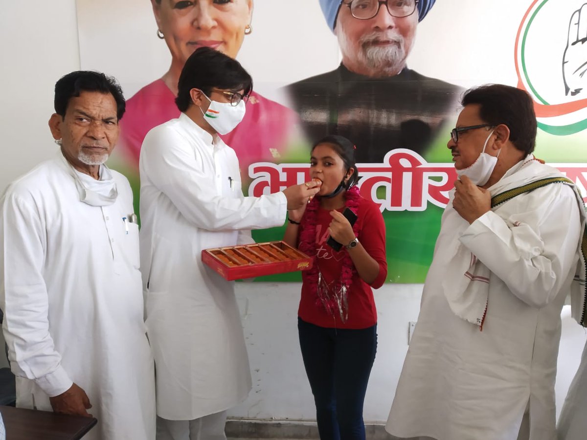 tanujpuniaINC's tweet photo. प्रतिभा को किसी सीमा में नहीं बांधा जा सकता, कुछ प्रतिभाएं आपके आसपास ही होते है लेकिन नजर समय पर ही आती है।
#CreationInIsolation प्रतियोगिता में बाराबंकी की दिव्या अमित गौड़ ने किया देश का नाम रोशन ।
बहन दिव्या को उज्वल भविष्य की शुभकामाएं । https://t.co/JOMaLcTC6z