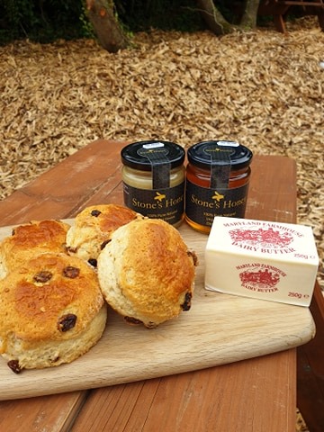 Perfectly baked @WeAreGrumpies Scones, award winning Stones honey and deliciously salted Maryland Farmhouse Butter! The perfect weekend combination! 🐝🍯 #localproduce #honey #scone #butter #devon #cornwall #picnic #family #baked #SupportLocalBusinesses #camping #treat