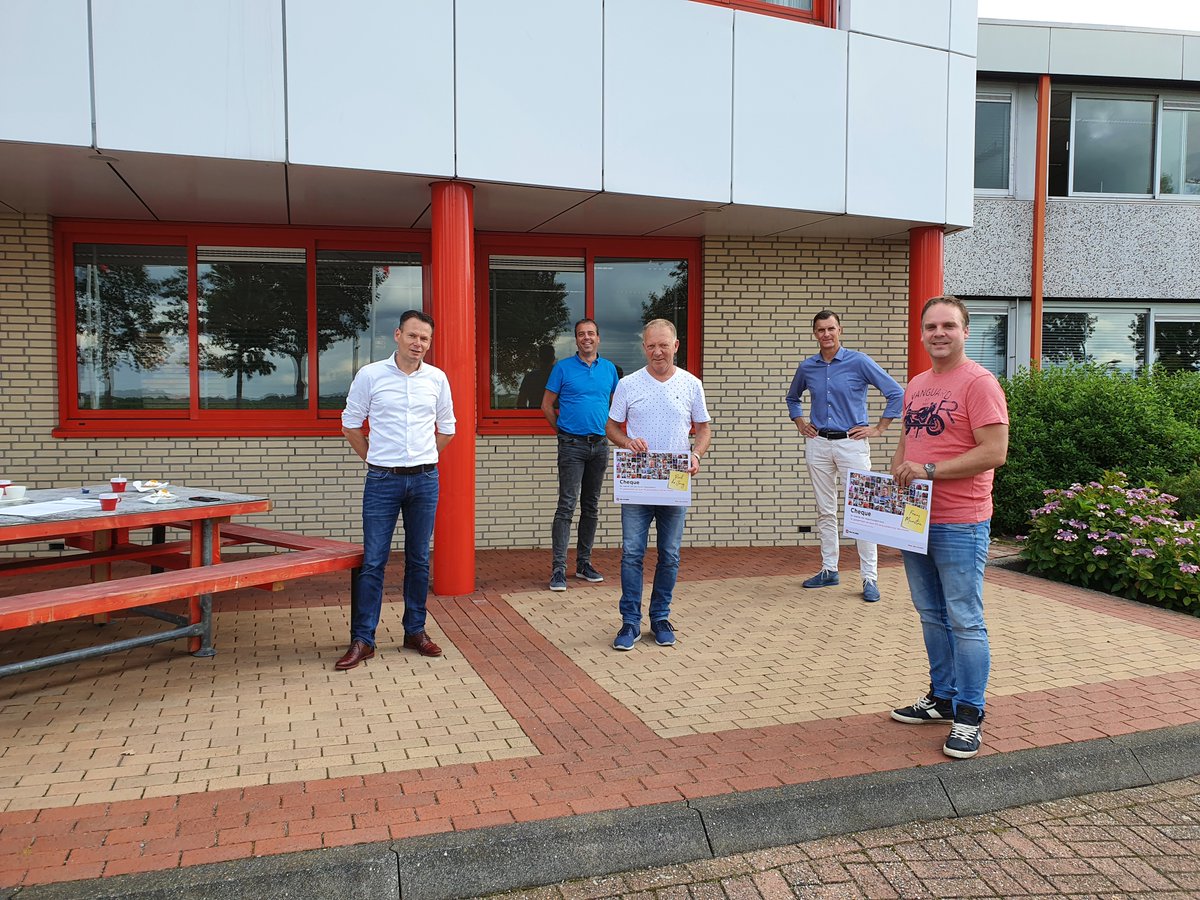roelofS10S's tweet photo. Vandaag weer een bijzonder moment kunnen vieren bij @VanWijnenGroep Gorredijk. @FransMunstra 12,5 jaar bij de zaak en Roel de Jong zelfs 40 jaar. Mannen, gefeliciteerd. https://t.co/LUJ69TDGAw