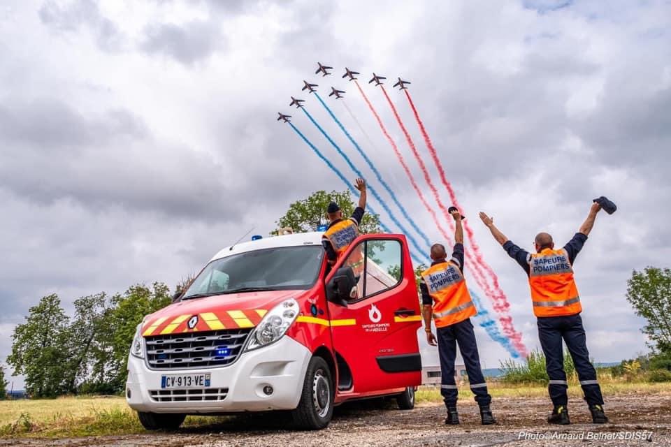 COZ_EST's tweet photo. [#COVID__19] 🇫🇷 👏 👏 👏 
Remerciements à toutes et tous, personnels, agents, citoyens !
Remerciements à toutes les administrations, entreprises, collectivités mobilisées !
Passage de la @PAFofficiel https://t.co/FxGRIGMMv3