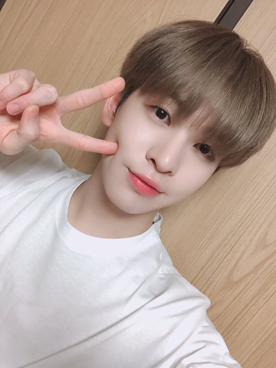 CRAVITY_twt's tweet photo. 러비티 잘 계신가요?? 👀 

#크래비티 #앨런 https://t.co/9bnPOlY6Fz