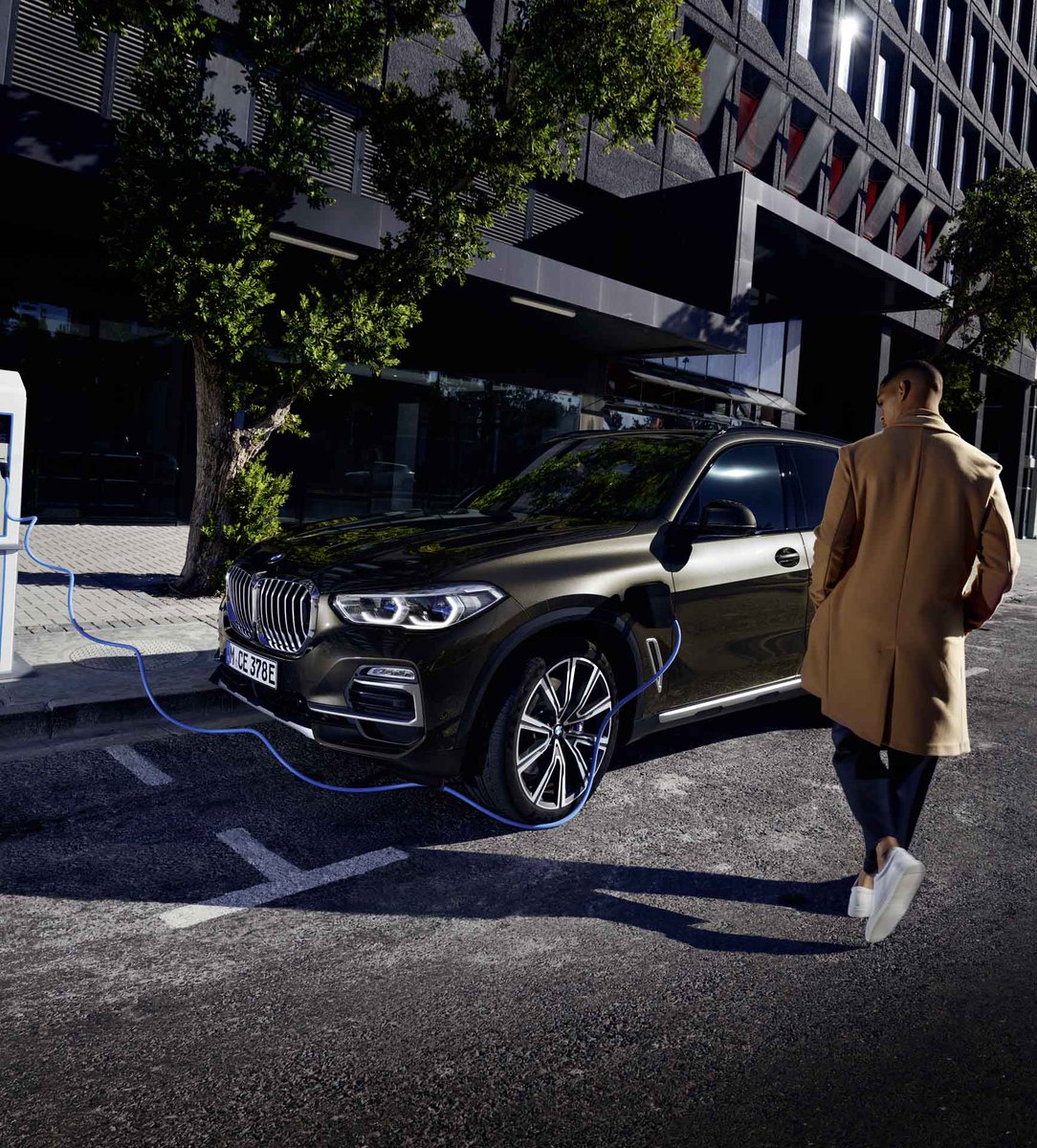The BMW X5 xDrive45e, taking luxury  to new heights.
This BMW is instantly noticeable, It's a plug-in hybrid that makes you pause and admire.

See it for yourself, DM us to book your appointment with our Sales Team.

#BMW #X5 #Electric #Pluginhybrid #BMWi #Eco