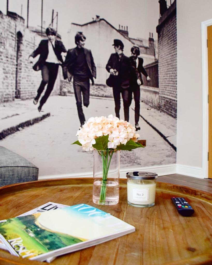 GraemeKelly1's tweet photo. If anyone looking for somewhere to stay when visiting Liverpool, give my mate a shout; @tony4score 

Newly refurbished appartment; 

• 2 bedroom Castles Street
• Number One location in City Centre 
• State of the art appliances 
• Book early for the best location in Liverpool https://t.co/MkcrwjMR2K