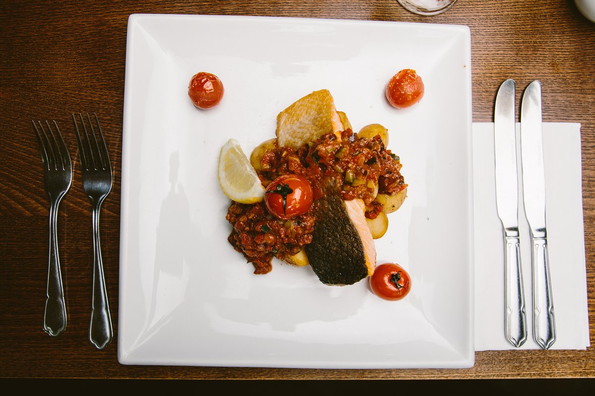 Rustiqueyork's tweet image. Nothing like a beautiful chunk of fresh fish on a hot day!!
.
If you're making the most of this weekends weather, why not come see us for some of York's favourite French cuisine?
.
#York #EatYork #FrenchRestaurant⠀