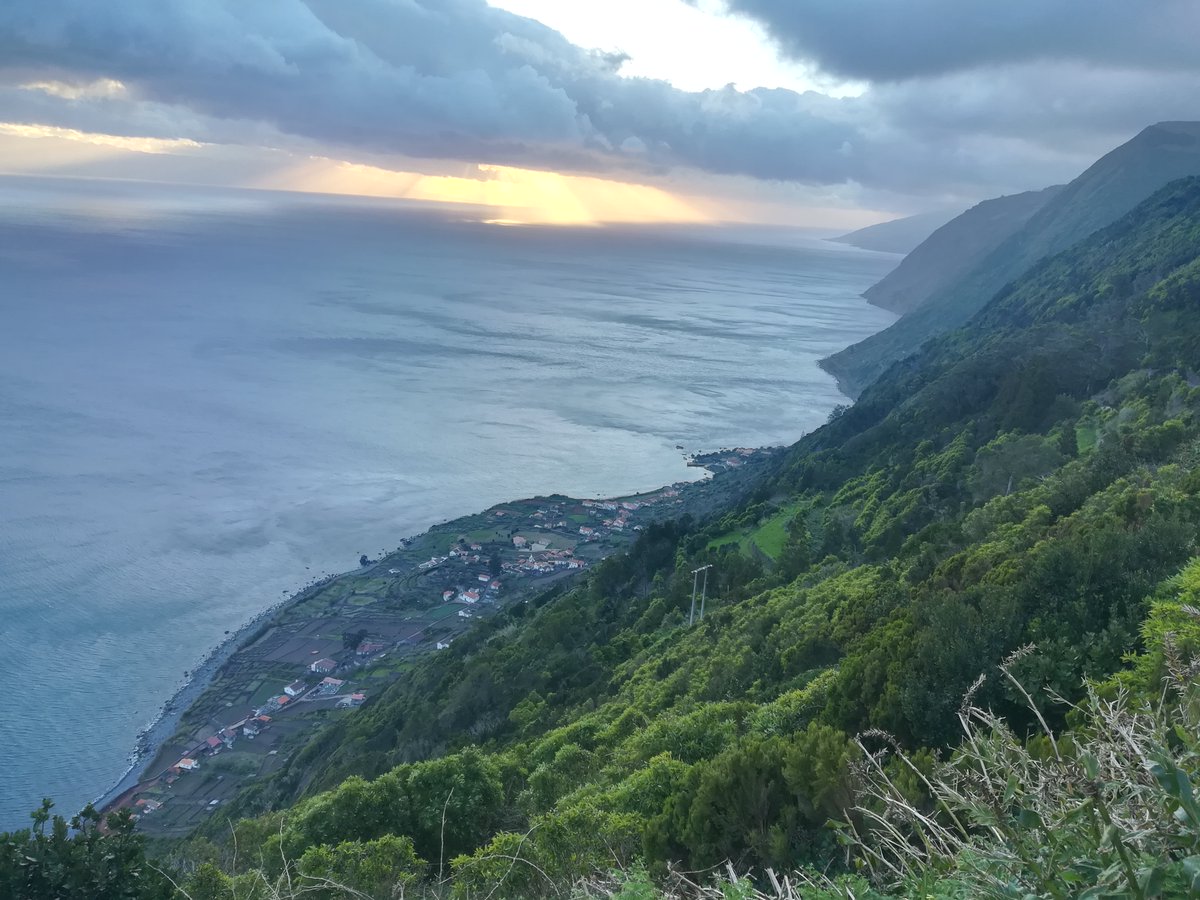 PauloBo44087717's tweet photo. Linha de Costa com arribas alcantiladas da ilha de S. Jorge (Açores- Portugal), vista para a fajã e São João, local mais antigo da ilha, Sequência vulcânica de São João no CV do Topo (1,32 Ma)
#Azores #Saojorge #basaltos #basalt #volcanicislands #volcanic #island https://t.co/pjqjlJJ7Ek
