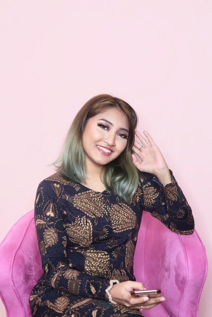 itskameliahq's tweet photo. Next up, our multitalented @AinilMoochi the Social Media Manager π
All the beautiful and cool contents are from her! Super creative kan Ainil β€οΈ
Hairdo, nail art, makeup? Semua she can do! Sheβs our in-house MUA and stylist π also our DJ!
Ainil is where the Milo is #Milo4eva https://t.co/5n5wehEeuy