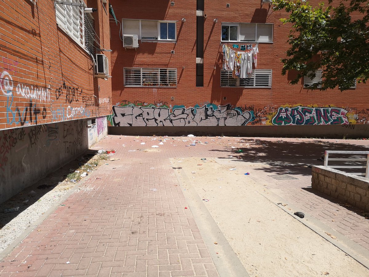SanchoSomalo's tweet photo. . @Lineamadrid Buenas, tal como me indicáis, os informo con este hastag de que el barrio de Alto de San Isidro de Carabanchel está en una situación de abandono de limpieza y jardines absoluta.
#SYRLM https://t.co/4EFWF9gFRK
