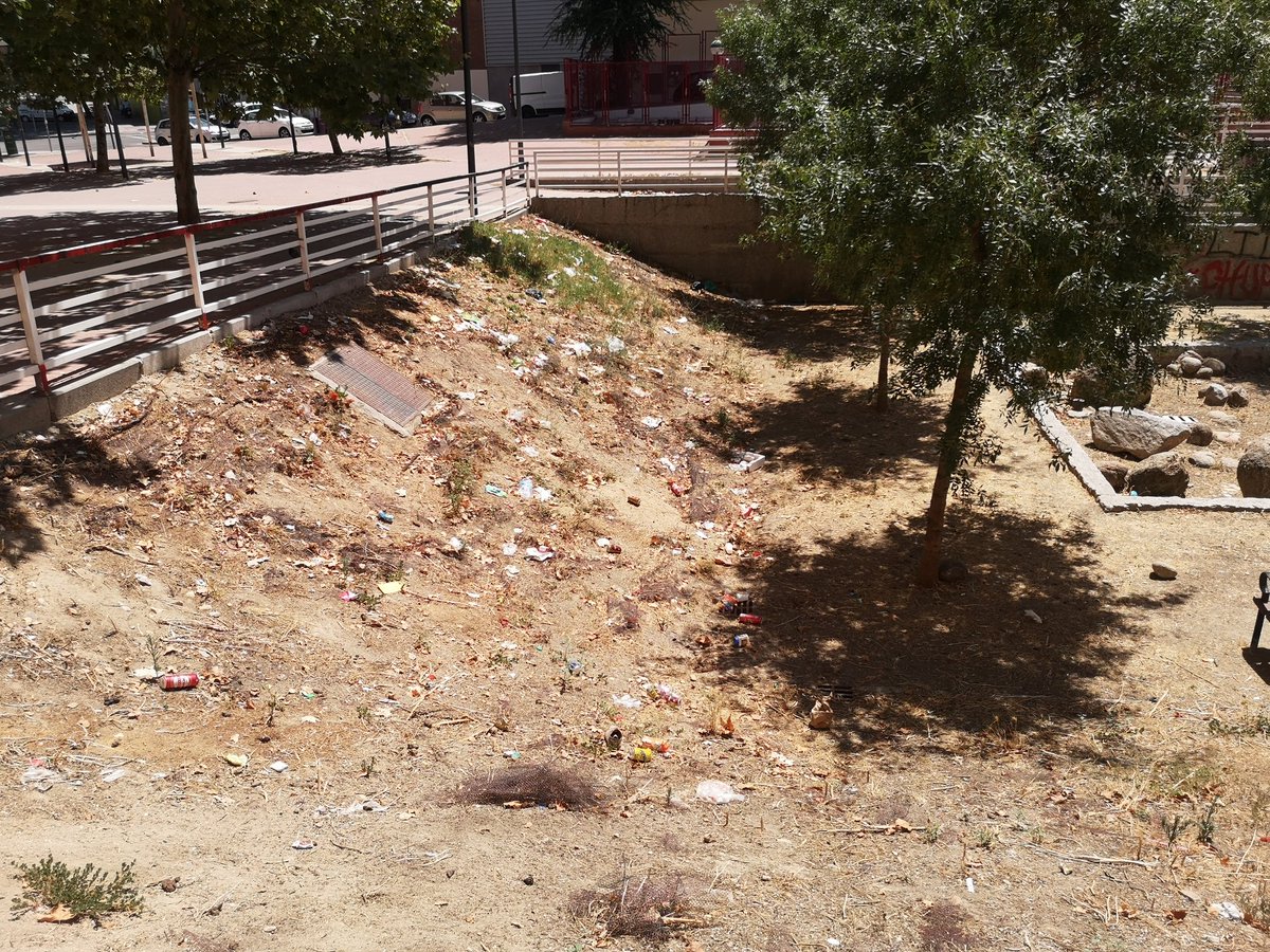 SanchoSomalo's tweet photo. . @Lineamadrid Buenas, tal como me indicáis, os informo con este hastag de que el barrio de Alto de San Isidro de Carabanchel está en una situación de abandono de limpieza y jardines absoluta.
#SYRLM https://t.co/4EFWF9gFRK